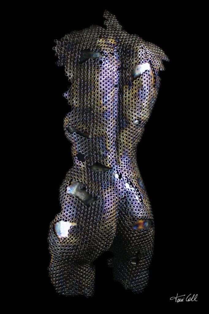 Escultura abstracta de un torso humano en metal