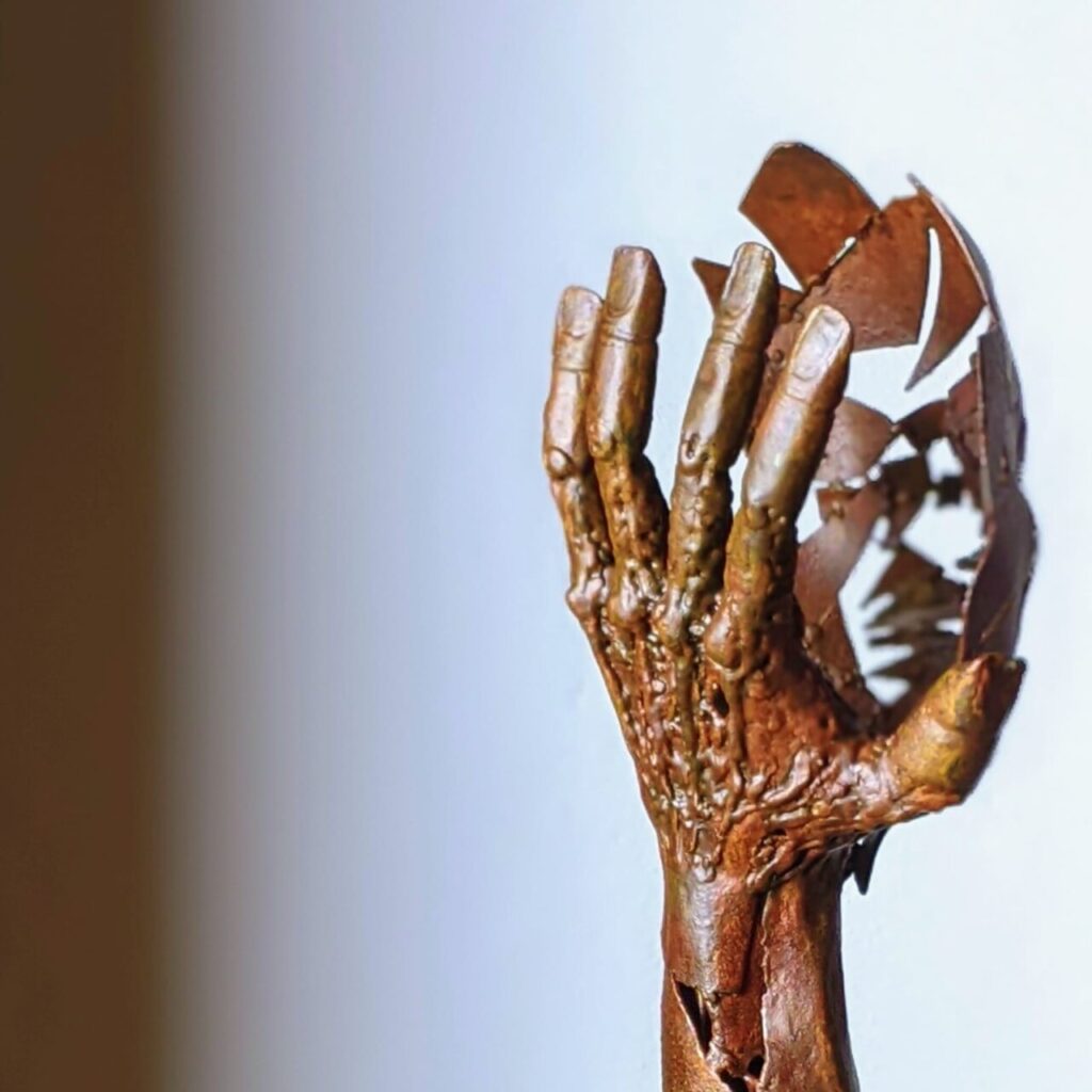 Escultura de una mano en relieve de Toni Coll