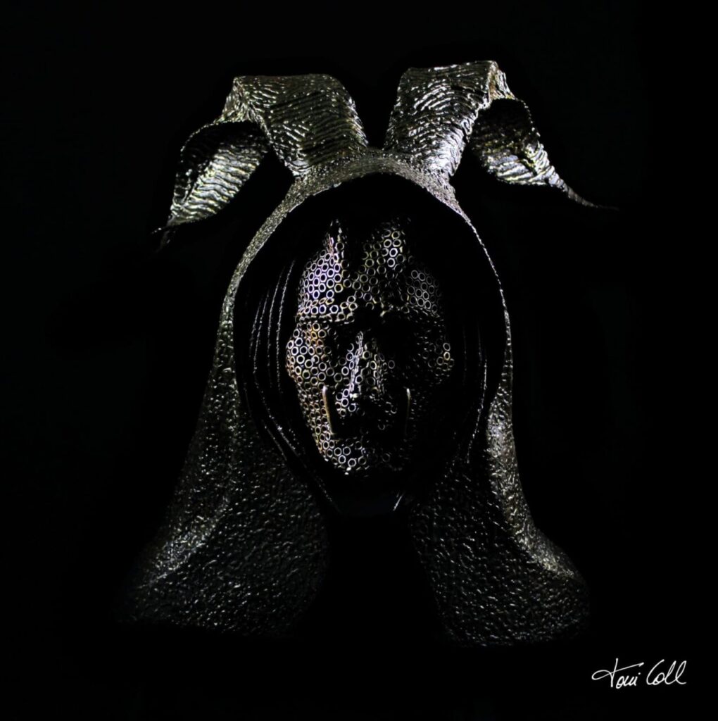 Escultura de Toni Coll con detalles metálicos y textura oscura