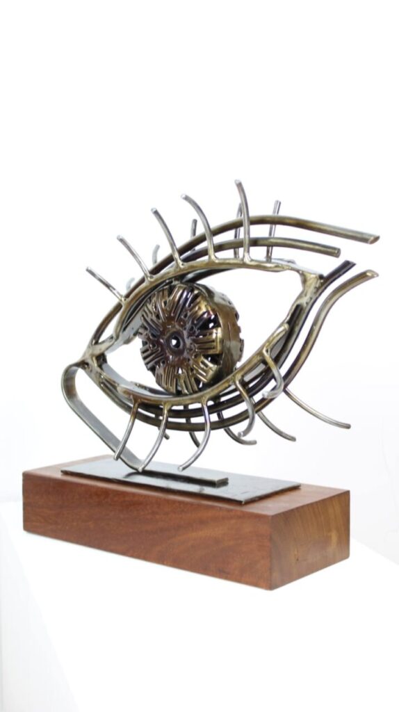 Escultura metálica en forma de ojo del artista Toni Coll