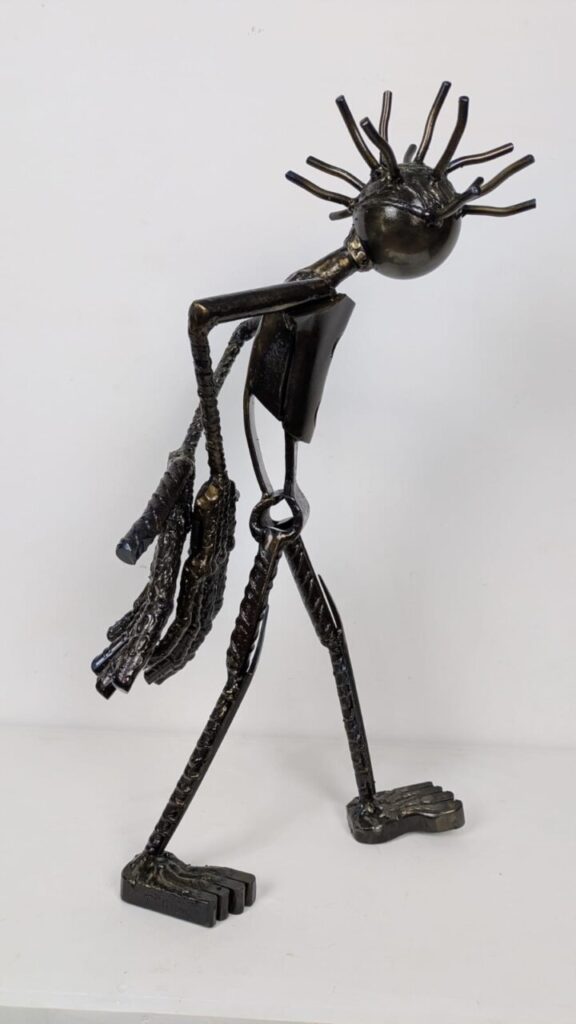 Escultura de metal de un personaje estilizado de Toni Coll