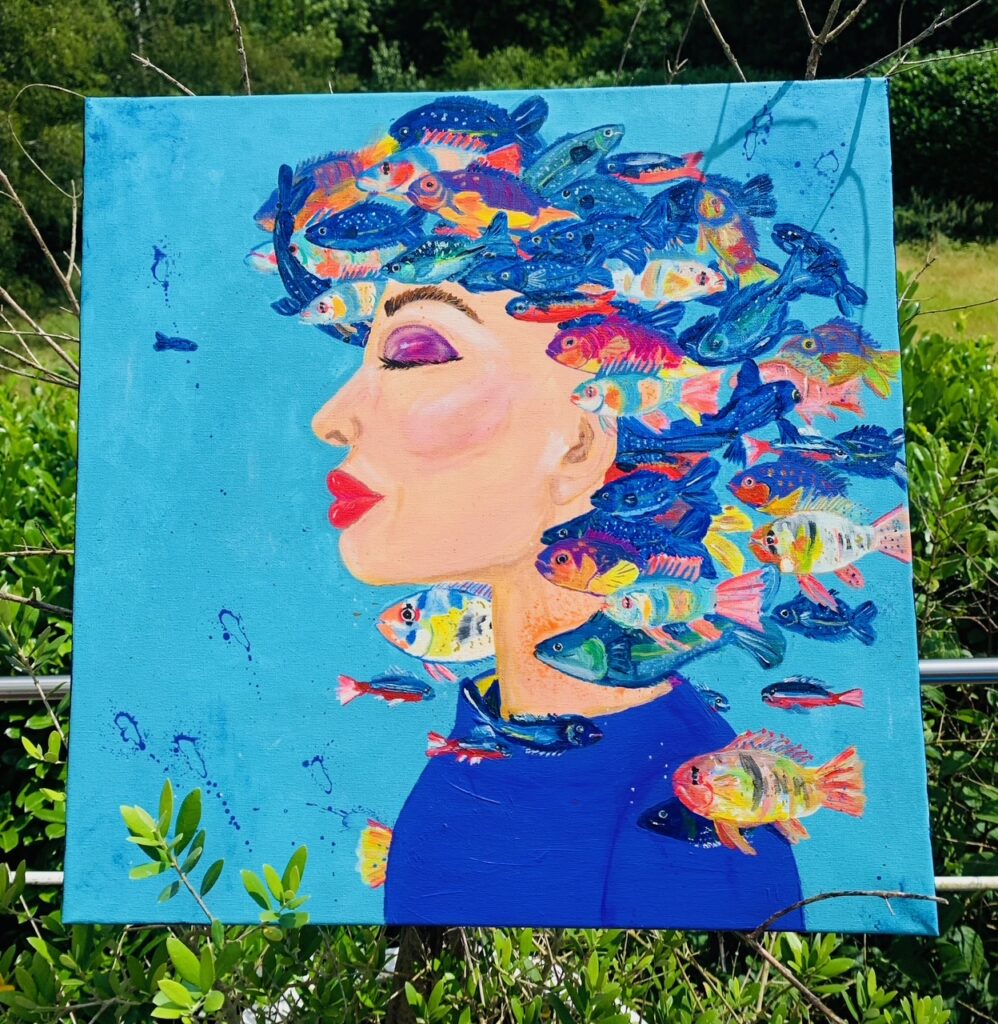 Pintura de mujer con peces de colores en el cabello