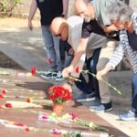Personas colocando flores en homenaje a las víctimas de la guerra civil