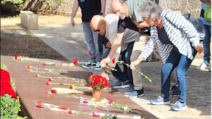Personas colocando flores en homenaje a las víctimas de la guerra civil