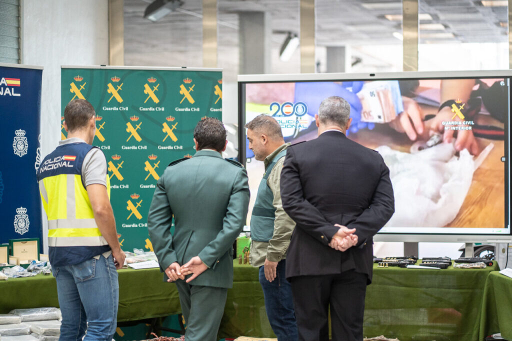 Funcionarios observando una presentaci&oacute;n sobre la operaci&oacute;n Enroque Bal-Manso