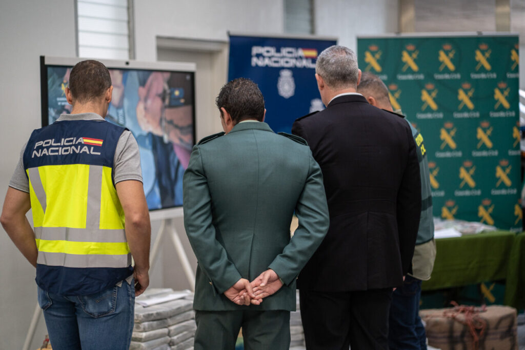 Agentes de polic&iacute;a observando una presentaci&oacute;n en un evento