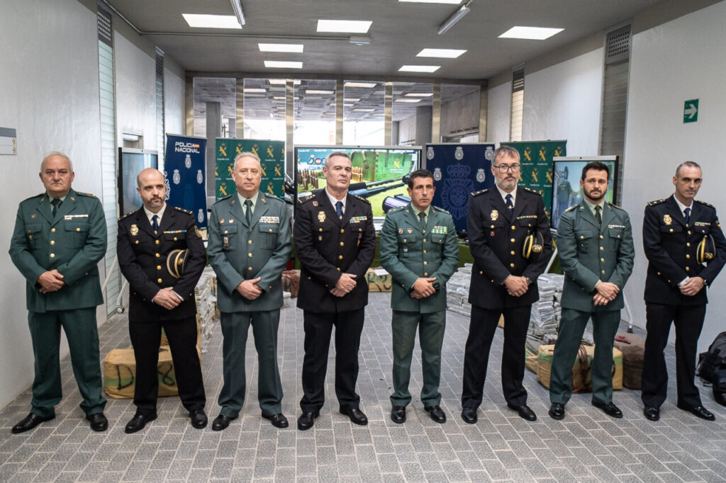 Grupo de polic&iacute;as y guardias civiles en una presentaci&oacute;n oficial.