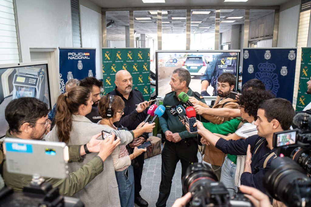 Rueda de prensa sobre la operaci&oacute;n Enroque Bal-Manso con polic&iacute;as y periodistas.