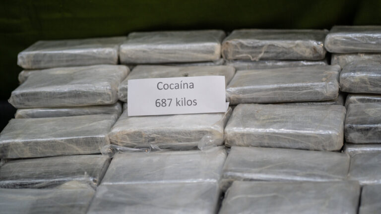 Paquetes de cocaína con una etiqueta que indica 687 kilos