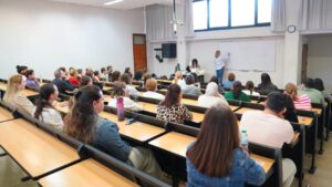 Candidatos en aula durante examen de oposiciones en Palma.
