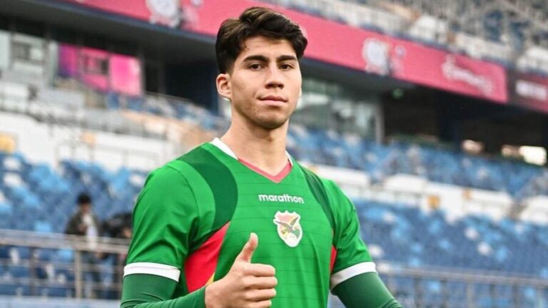 Óscar López en uniforme de Bolivia mostrando el pulgar hacia arriba