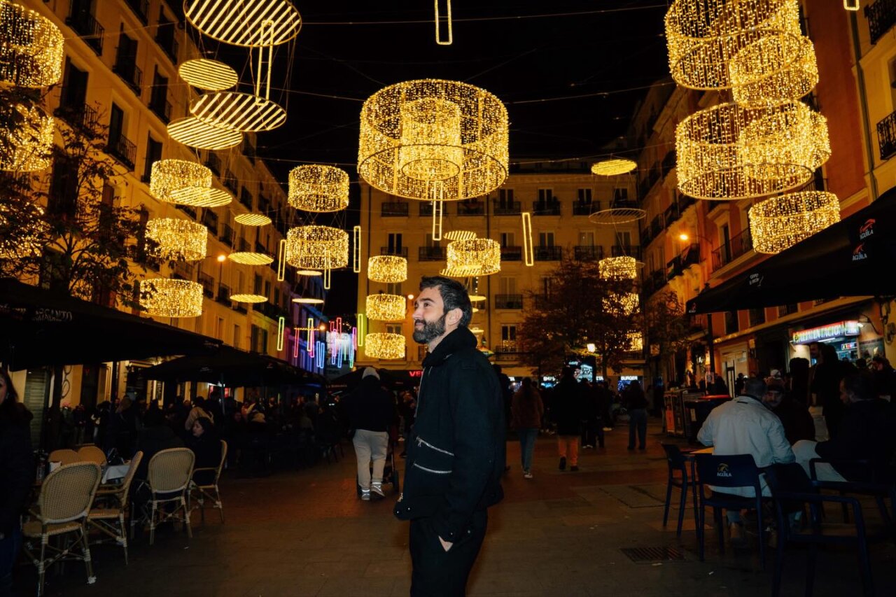 Instalaci&oacute;n luminosa navide&ntilde;a en Chueca con luces brillantes