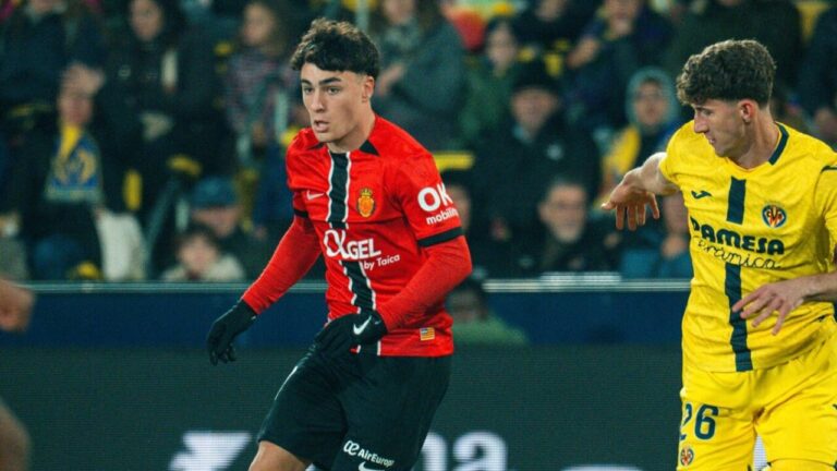 Pablo Torre jugando en un partido de fútbol con el Mallorca