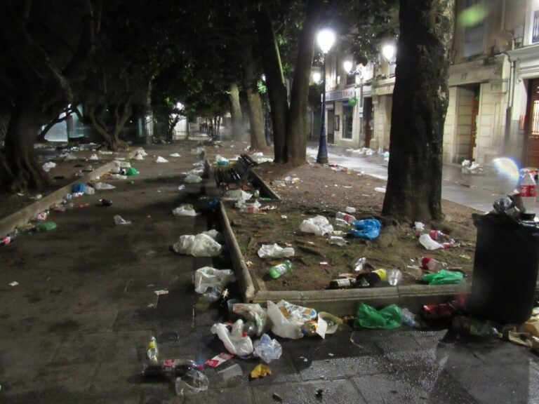Paseo con basura y botellas tras un botellón nocturno