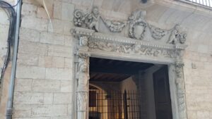 Entrada del palacete Sant Feliu en Palma con detalles arquitectónicos