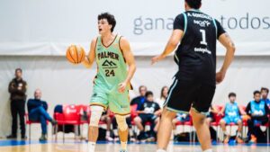Jugador del Palmer Basket en acción durante un partido de baloncesto