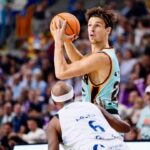 Jugador del Palmer Basket lanzando el balón en un partido contra Hestia Menorca