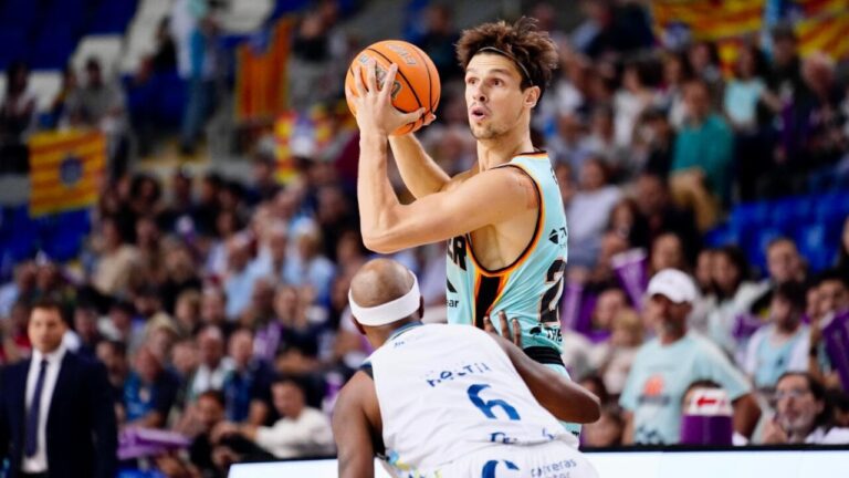 Jugador del Palmer Basket lanzando el balón en un partido contra Hestia Menorca