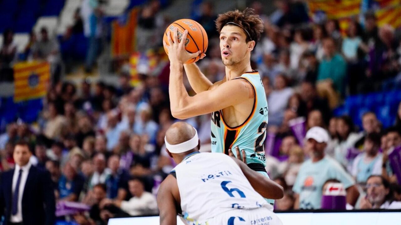 Jugador del Palmer Basket lanzando el bal&oacute;n en un partido contra Hestia Menorca