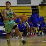 Jugador del Palmer Basket en acción durante un partido de baloncesto