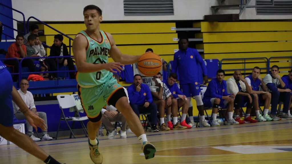 Jugador del Palmer Basket en acción durante un partido de baloncesto