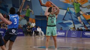 Jugador del Palmer Basket lanzando a canasta durante un partido en Zamora