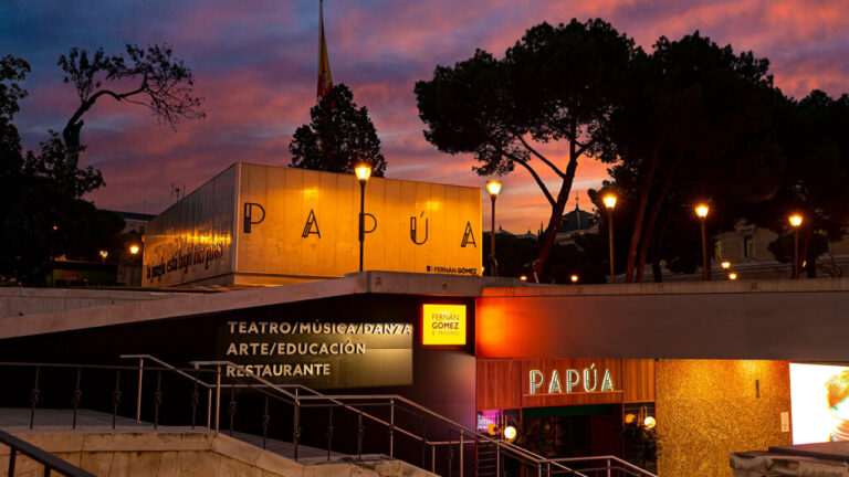 Fachada del restaurante Papúa Colón en Madrid al atardecer