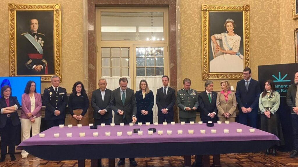 El Parlament recuerda a las víctimas de violencia machista de 2025 con un encendido de velas