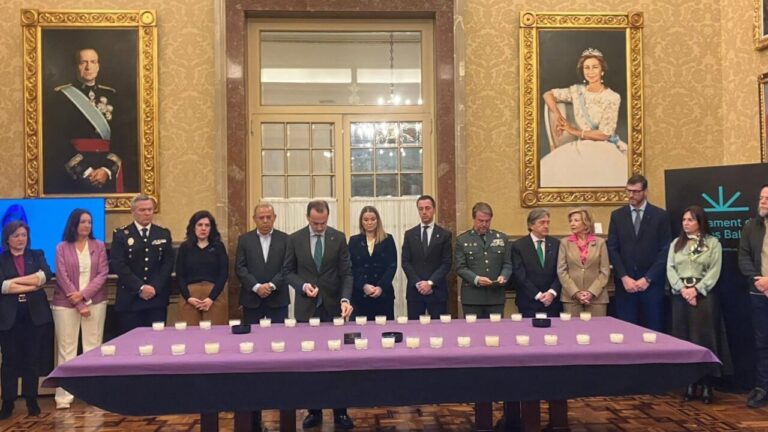 El Parlament recuerda a las víctimas de violencia machista de 2025 con un encendido de velas