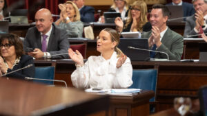 Miembros del parlamento aplaudiendo durante una sesión