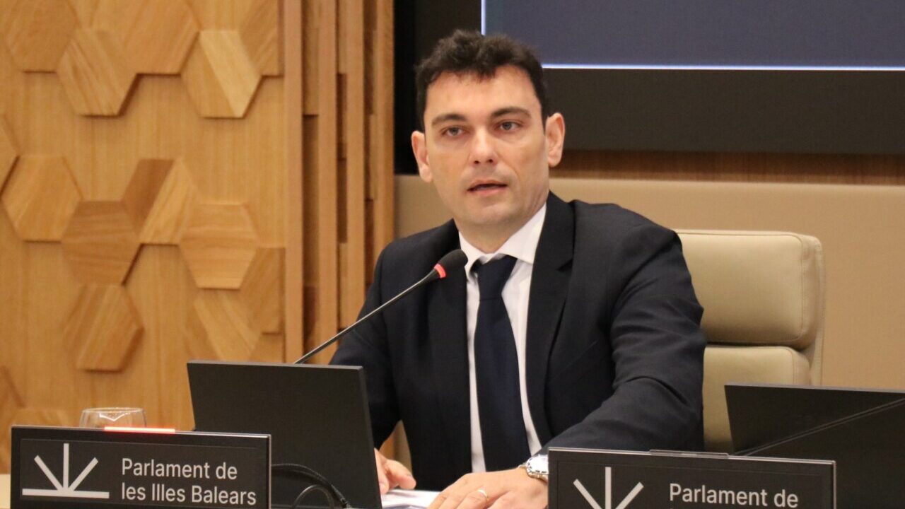Manuel Pav&oacute;n hablando en el Parlament de les Illes Balears sobre la crisis migratoria.