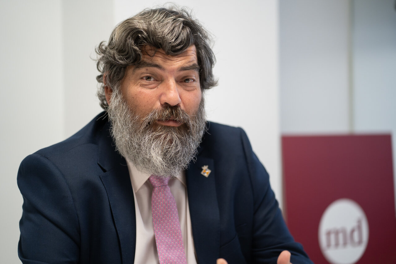 Retrato de Pedro Bestard con barba y traje oscuro