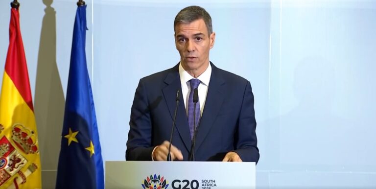 Pedro Sánchez hablando en una conferencia sobre el fiscal general