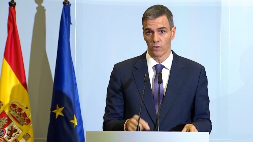 Pedro S&aacute;nchez hablando en una conferencia sobre el fiscal general