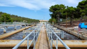 Planta de tratamiento de agua regenerada en Calvi&agrave; con instalaciones modernas.
