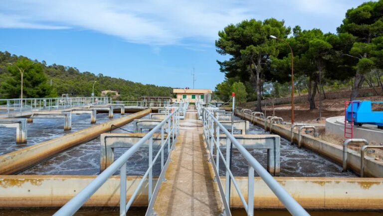 Planta de tratamiento de agua regenerada en Calvià con instalaciones modernas.
