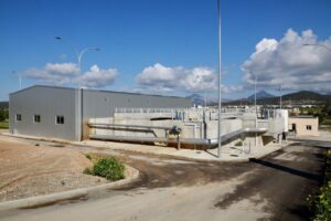 Planta de tratamiento de agua regenerada en Calvi&agrave; con infraestructura moderna.