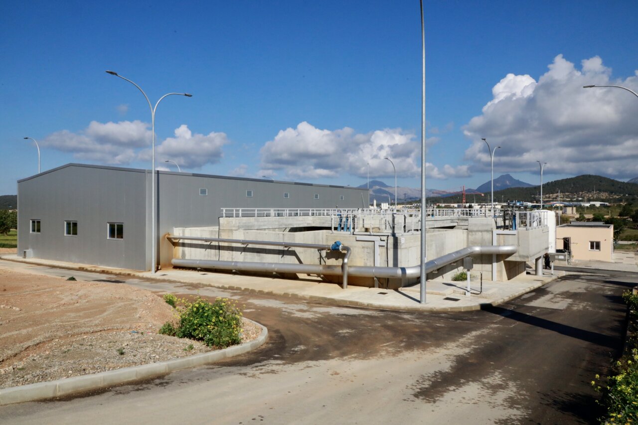 Planta de tratamiento de agua regenerada en Calvi&agrave; con infraestructura moderna.