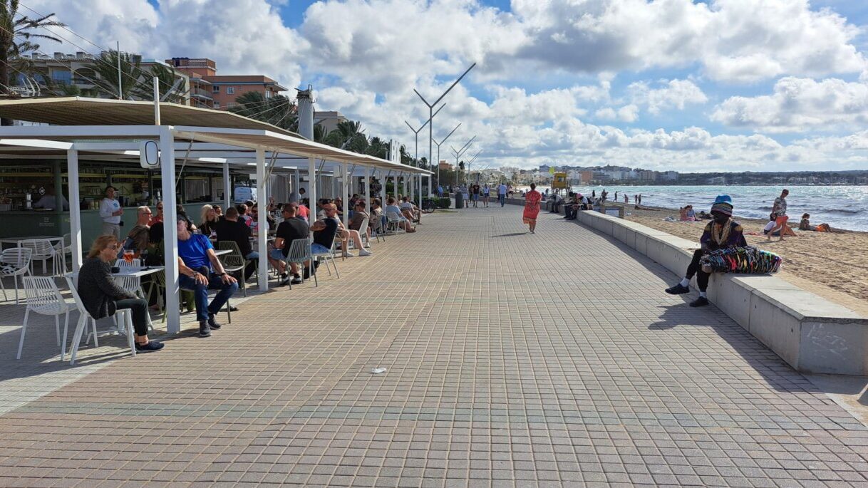 Paseo marítimo de Playa de Palma con personas disfrutando del ambiente
