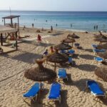 Playa de Palma con sombrillas y tumbonas en la arena