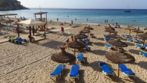 Playa de Palma con sombrillas y tumbonas en la arena
