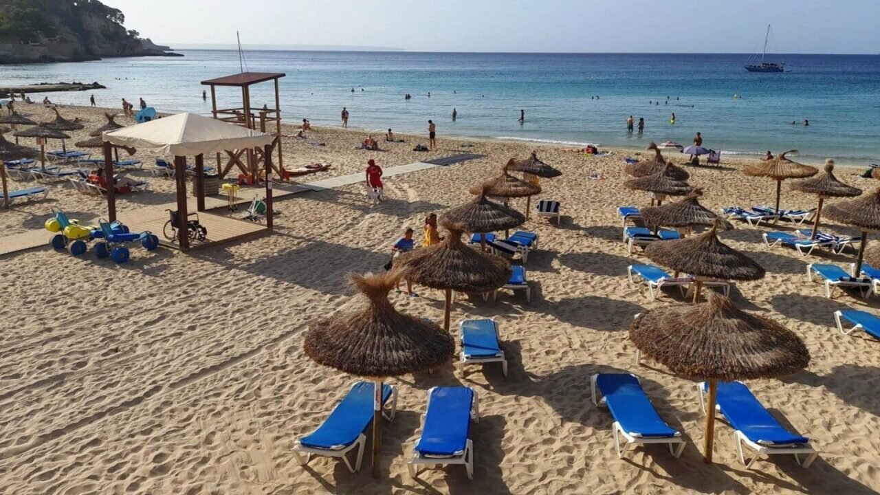 Playa de Palma con sombrillas y tumbonas en la arena