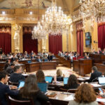Vista del pleno del Parlament con Marga Prohens y Manuela Ca&ntilde;adas