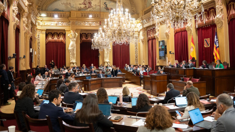 Vista del pleno del Parlament con Marga Prohens y Manuela Ca&ntilde;adas