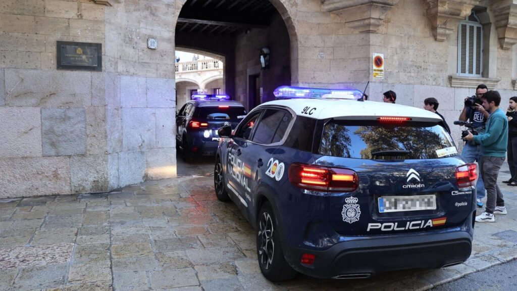 Vehículos de policía llegando a un juzgado en Palma