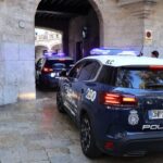 Vehículos de policía llegando a un juzgado en Palma