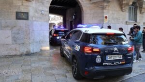 Vehículos de policía llegando a un juzgado en Palma