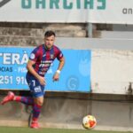 Jugador del Poblense en acción durante un partido de fútbol