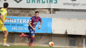 Jugador del Poblense en acci&oacute;n durante un partido de f&uacute;tbol