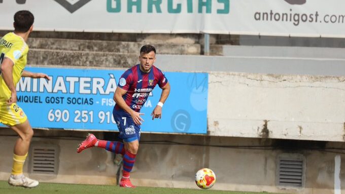 Jugador del Poblense en acción durante un partido de fútbol
